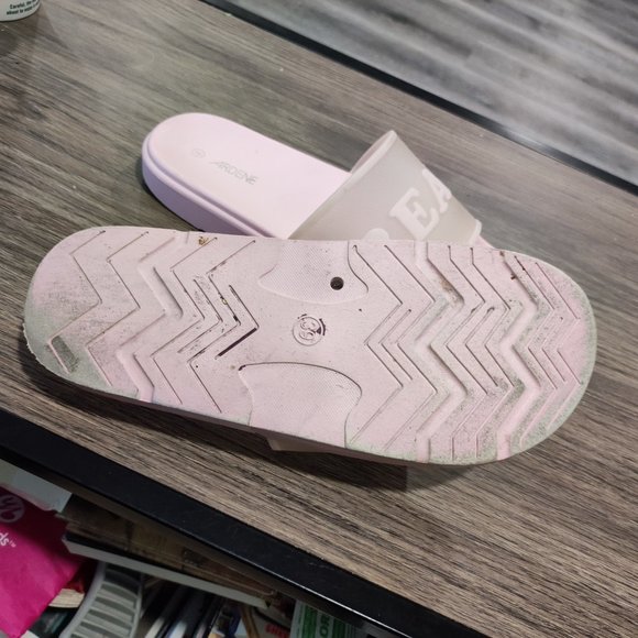 Ardene Real Love light pink slippers women's size 8 - Picture 4 of 8